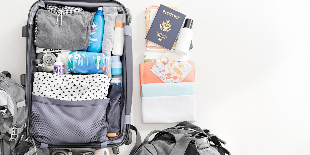 Mala organizada com roupas dobradas e acessórios de viagem.
