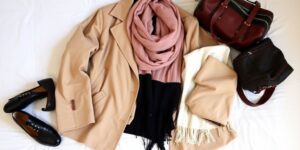 Conjunto de roupas de viagem estilosas e confortáveis.