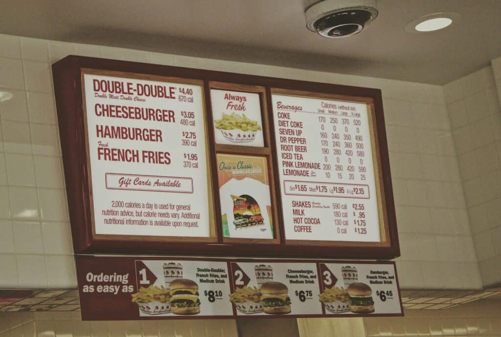 Menu do In-N-Out Burger com preços - aprenda Como usar o Google Lens para traduzir placas e cardápios em viagem